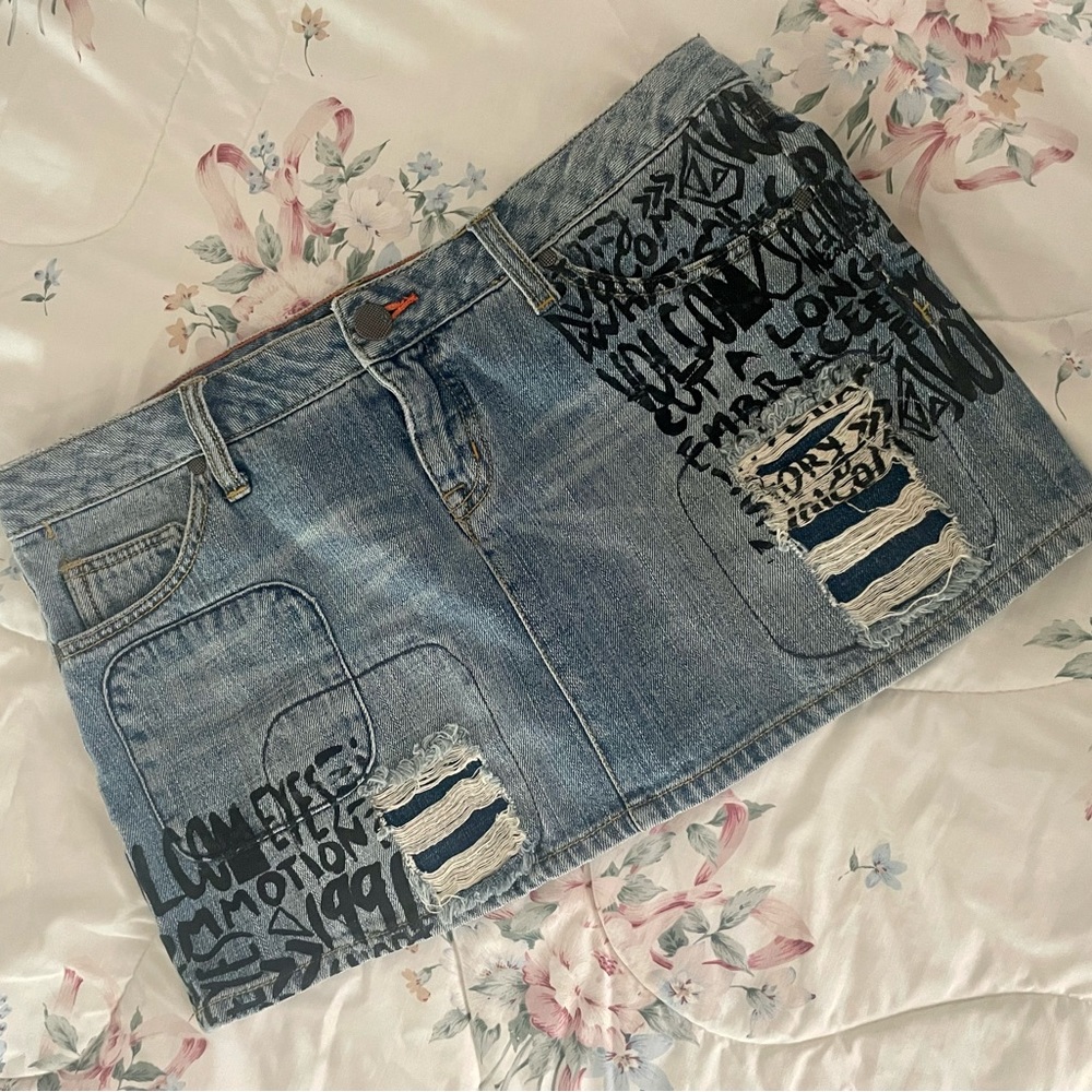VOLCOM graffiti denim miniskirt